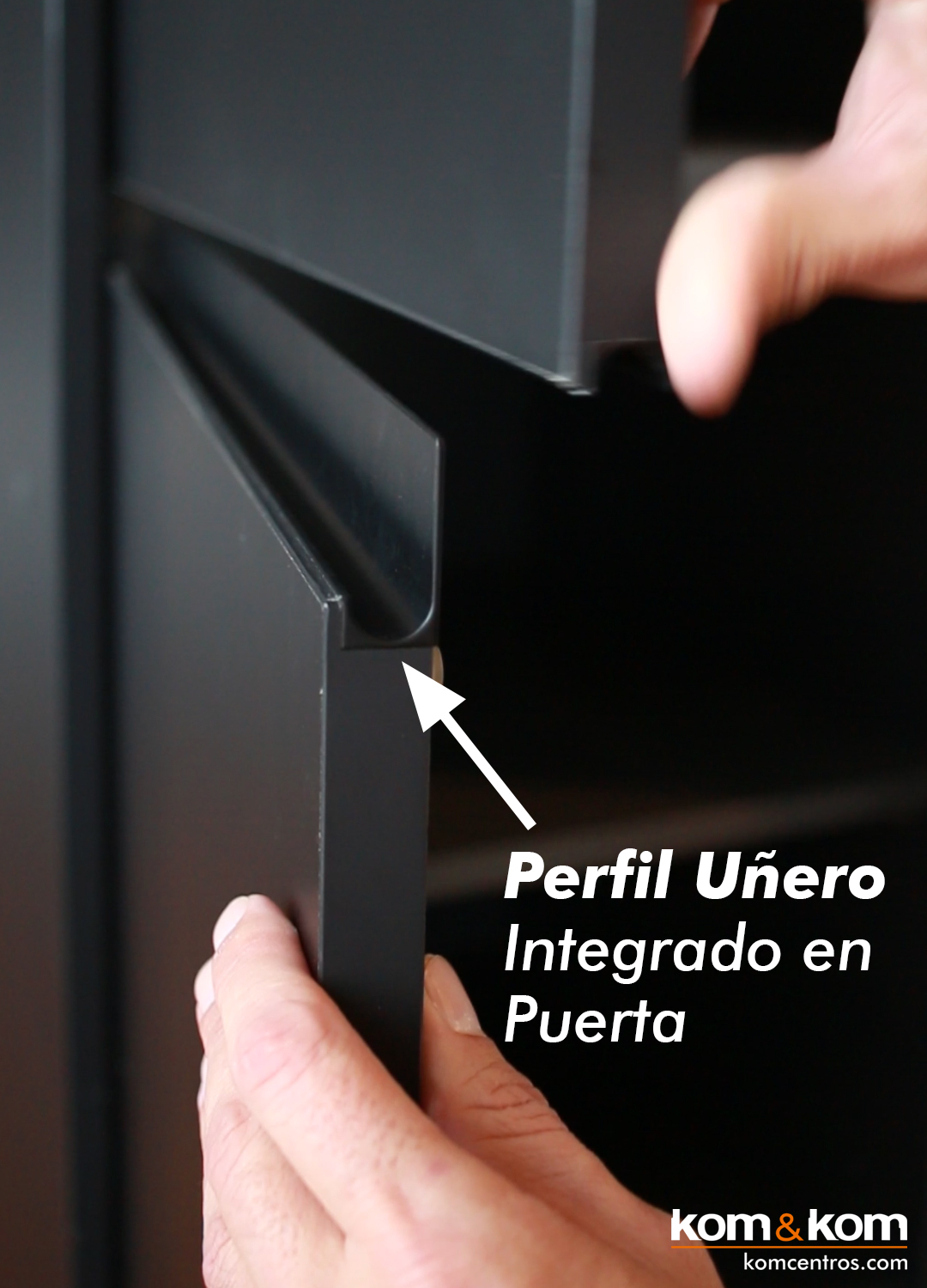 Puertas negras de cocina con perfiles de uñero integrados en la propia puerta.